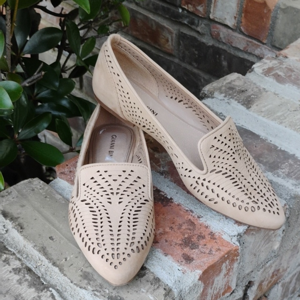 Gianni Bini Beige Laser-Cut Women's Loafers 6M